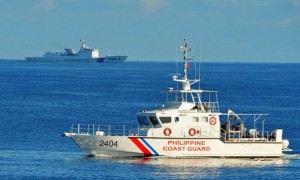 菲律宾宣布大捷，拦截中国渔船缴获战利品？视频一公开，结果是洗洁精瓶子、手套等物品