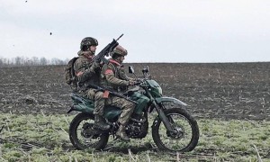 俄军一口气采购20万辆摩托，打造“摩托化步兵”，专门向乌军冲锋