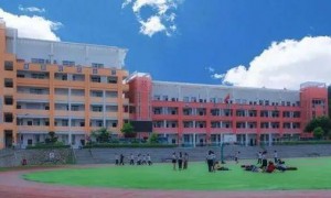 “贫困生”家中装修豪华，有旋转楼梯通往二楼？教育局：确实是贫困生，寄宿亲戚家里造成误会