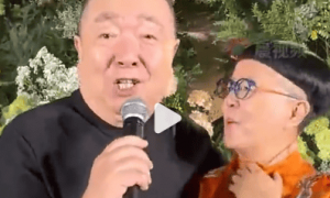 董浩叔叔现身金龟子女儿婚礼 两人合体演唱《掌声响起来》