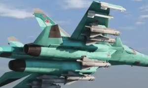 3吨巨弹轰塌乌军防线！300人集体投降，红军城溃败真相令人咋舌