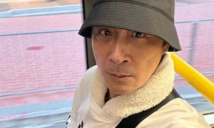 63岁吴镇宇透露刷老年卡坐公交差点被赶下车