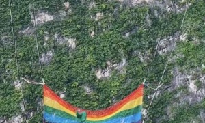 贵州花江峡谷大桥无绳蹦极原定明日开放已取消 工作人员称接到紧急通知，安全性还在评估